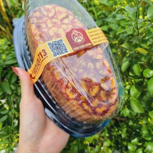 Kích thước : 21cm x 6.5cm x 10cm Hộp có nắp trong suốt dễ nhìn thấy đồ ăn bên trong Thích hợp đựng flan cheese, bánh bò thốt nốt, bông lan Liên hệ (điện thoại / zalo) : 0937.425.947 Địa chỉ cửa hàng : 1540 Võ Văn Kiệt, P7, Q6