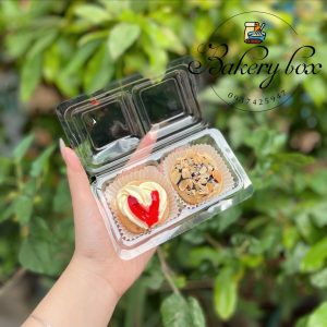 Kích thước: dài 14cm x ngang 8cm Kích thước lọt lòng: 5 cm x 5 cm x 4,5 cm Thích hợp đựng bánh trung thu mini, trung thu tan chảy... Mua sỉ liên hệ. Liên hệ (điện thoại / zalo) : 0937.425.947 Địa chỉ cửa hàng : 1540 Võ Văn Kiệt, P7, Q6