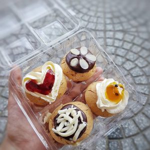 🌀 Kích thước : 14cm (dài) x 14cm (ngang) x 5cm (cao) 📐 Kích thước lọt lòng của từng ô bánh : 5.5cm x 5.5cm x 4,5cm 📌 Thích hợp đựng bánh tiramisu nhiều vị, bánh trung thu mini, mochi 📞 Mua sỉ liên hệ 🛵 Cần gấp hãy đặt hoả tốc 🙋🏻‍♀️ Liên hệ (điện thoại / zalo) : 0937.425.947 🏠 Địa chỉ cửa hàng : 1540 Võ Văn Kiệt, P7, Q6