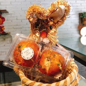 Kích thước: dài 14cm x ngang 8cm Kích thước lọt lòng: 5 cm x 5 cm x 4,5 cm Thích hợp đựng bánh trung thu mini, trung thu tan chảy... Mua sỉ liên hệ. Liên hệ (điện thoại / zalo) : 0937.425.947 Địa chỉ cửa hàng : 1540 Võ Văn Kiệt, P7, Q6