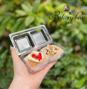 Kích thước: dài 14cm x ngang 8cm Kích thước lọt lòng: 5 cm x 5 cm x 4,5 cm Thích hợp đựng bánh trung thu mini, trung thu tan chảy... Mua sỉ liên hệ. Liên hệ (điện thoại / zalo) : 0937.425.947 Địa chỉ cửa hàng : 1540 Võ Văn Kiệt, P7, Q6