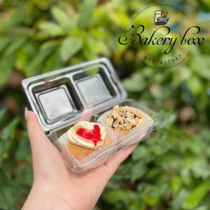 Kích thước: dài 14cm x ngang 8cm Kích thước lọt lòng: 5 cm x 5 cm x 4,5 cm Thích hợp đựng bánh trung thu mini, trung thu tan chảy... Mua sỉ liên hệ. Liên hệ (điện thoại / zalo) : 0937.425.947 Địa chỉ cửa hàng : 1540 Võ Văn Kiệt, P7, Q6