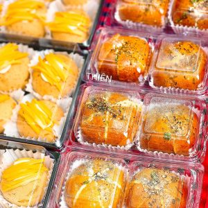 Kích thước: dài 14cm x ngang 8cm Kích thước lọt lòng: 5 cm x 5 cm x 4,5 cm Thích hợp đựng bánh trung thu mini, trung thu tan chảy... Mua sỉ liên hệ. Liên hệ (điện thoại / zalo) : 0937.425.947 Địa chỉ cửa hàng : 1540 Võ Văn Kiệt, P7, Q6