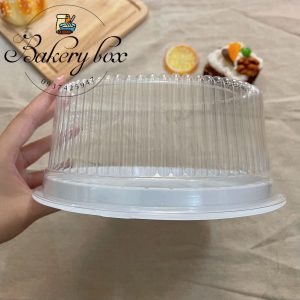 Kích thước: 18cm Thích hợp đựng bánh bông lan, bánh quả đào, rau câu Hộp có nắp trong nhìn thấy thức ăn bên trong Liên hệ (điện thoại / zalo) : 0937.425.947 Địa chỉ cửa hàng : 1540 Võ Văn Kiệt, P7, Q6