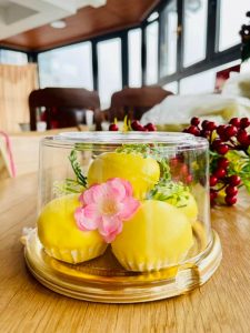 A1680G - 50 cái Hộp tròn đế vàng đựng 5 cái bánh bao đào tiên, bông lan trứng muối 14cm Hộp A1680 cao 9,5cm đựng được 5 cái bánh bao đào tiên Kích thước đáy 14cm lọt lòng Hộp nắp trong , đế vàng Bán theo lốc 50 cái 195k (3900d) Bán theo lốc 100 cái 370k ( 3700d) Bán theo thùng 900 cái Liên hệ (điện thoại / zalo) : 0937.425.947 Địa chỉ cửa hàng : 1540 Võ Văn Kiệt, P7, Q6