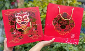 🏮 Set hộp túi lân đỏ đựng bánh trung thu 150g - 250g 🥮 Chất liệu: Giấy cao cấp 📐 Kích thước khay hộp: 26*26*6.6cm 📐 Kích thước hộp vuông nhỏ lọt lòng: 10.2*10.2*6cm 📐 Kích thước túi: 27.5*30.5*8cm 📞 Mua sỉ liên hệ 🛵 Cần gấp hãy đặt hoả tốc 🙋🏻‍♀️ Liên hệ (điện thoại / zalo) : 0937.425.947 🏠 Địa chỉ cửa hàng : 1540 Võ Văn Kiệt, P7, Q6