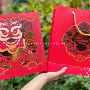 🏮 Set hộp túi lân đỏ đựng bánh trung thu 150g - 250g 🥮 Chất liệu: Giấy cao cấp 📐 Kích thước khay hộp: 26*26*6.6cm 📐 Kích thước hộp vuông nhỏ lọt lòng: 10.2*10.2*6cm 📐 Kích thước túi: 27.5*30.5*8cm 📞 Mua sỉ liên hệ 🛵 Cần gấp hãy đặt hoả tốc 🙋🏻‍♀️ Liên hệ (điện thoại / zalo) : 0937.425.947 🏠 Địa chỉ cửa hàng : 1540 Võ Văn Kiệt, P7, Q6