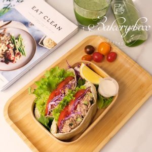 Kích thước: miệng 17cm x 12cm, đáy 15cm x 10cm, cao 6cm Thích hợp đựng cơm healthy, salad, mỳ ý, nui xào, kimbap... Hộp có tráng lớp chống thấm nước, an toàn vệ sinh thực phẩm. Liên hệ (điện thoại / zalo) : 0937.425.947 Địa chỉ cửa hàng : 1540 Võ Văn Kiệt, P7, Q6
