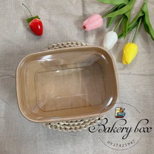Kích thước: dài 14cm x ngang 9cm, đáy 7cm Đáy được làm từ giấy có 2 lớp PE chống nước. Mặt trong của tô giấy nâu được bọc màng PE và dán nhiệt, có nắp nhựa trong suốt nhìn thấy thức ăn. Thích hợp mang đi du lịch dã ngoại, tiện lợi đựng các thực phẩm, bánh, cơm... Mua sỉ liên hệ Liên hệ (điện thoại / zalo) : 0937.425.947 Địa chỉ cửa hàng : 1540 Võ Văn Kiệt, P7, Q6