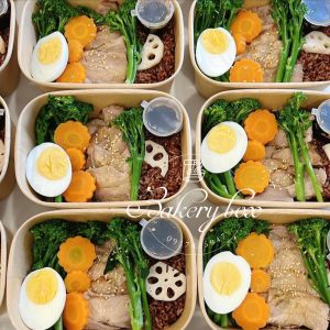 Kích thước: miệng 17cm x 12cm, đáy 15cm x 10cm, cao 6cm Thích hợp đựng cơm healthy, salad, mỳ ý, nui xào, kimbap... Hộp có tráng lớp chống thấm nước, an toàn vệ sinh thực phẩm. Liên hệ (điện thoại / zalo) : 0937.425.947 Địa chỉ cửa hàng : 1540 Võ Văn Kiệt, P7, Q6