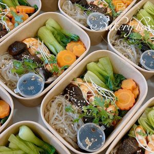 Kích thước: miệng 17cm x 12cm, đáy 15cm x 10cm, cao 6cm Thích hợp đựng cơm healthy, salad, mỳ ý, nui xào, kimbap... Hộp có tráng lớp chống thấm nước, an toàn vệ sinh thực phẩm. Liên hệ (điện thoại / zalo) : 0937.425.947 Địa chỉ cửa hàng : 1540 Võ Văn Kiệt, P7, Q6