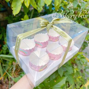 〰️ Kích thước: 26.8cm (dài) x 18cm (ngang) x 14.2cm (cao) 🧁 Sản phẩm thích hợp đựng bánh cupcake, hộp bánh kem bên ngoài. 📞 Mua sỉ liên hệ 🛵 Cần gấp hãy đặt hoả tốc 🙋🏻♀️ Liên hệ (điện thoại / zalo) : 0937.425.947 🏠 Địa chỉ cửa hàng : 1540 Võ Văn Kiệt, P7, Q6