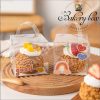 🌸 Kích thước: 15cm x 15cm x 18cm 🍄 Đựng vừa bánh kem size 14 🍰 Chất liệu: mica trong suốt 🎂 Sản phẩm được làm từ nhựa trong thực phẩm, bảo đảm an toàn vệ sinh 🥧 Thiết kế có quai xách tiện lợi 📞 Mua sỉ liên hệ 🛵 Cần gấp hãy đặt hoả tốc 🙋🏻♀️ Liên hệ (điện thoại / zalo) : 0937.425.947 🏠 Địa chỉ cửa hàng : 1540 Võ Văn Kiệt, P7, Q6