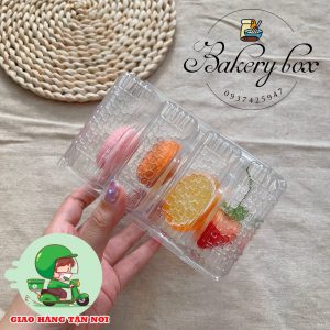 Kích thước: cao 7cm x dài 13.5cm Kích thước 1 ô nhỏ 3cm Hộp đựng bánh pía 4 ô Liên hệ (điện thoại / zalo) : 0937.425.947 Địa chỉ cửa hàng : 1540 Võ Văn Kiệt, P7, Q6