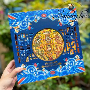 🏮 Set hộp túi cung đình đựng bánh trung thu 150g - 250g 🥮 Chất liệu: Giấy cao cấp 📐 Kích thước khay hộp: 26*26*6.6cm 📐 Kích thước hộp vuông nhỏ lọt lòng: 10.2*10.2*6cm 📐 Kích thước túi: 27.5*30.5*8cm 📞 Mua sỉ liên hệ 🛵 Cần gấp hãy đặt hoả tốc 🙋🏻‍♀️ Liên hệ (điện thoại / zalo) : 0937.425.947 🏠 Địa chỉ cửa hàng : 1540 Võ Văn Kiệt, P7, Q6