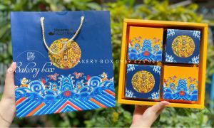 🏮 Set hộp túi cung đình đựng bánh trung thu 150g - 250g 🥮 Chất liệu: Giấy cao cấp 📐 Kích thước khay hộp: 26*26*6.6cm 📐 Kích thước hộp vuông nhỏ lọt lòng: 10.2*10.2*6cm 📐 Kích thước túi: 27.5*30.5*8cm 📞 Mua sỉ liên hệ 🛵 Cần gấp hãy đặt hoả tốc 🙋🏻‍♀️ Liên hệ (điện thoại / zalo) : 0937.425.947 🏠 Địa chỉ cửa hàng : 1540 Võ Văn Kiệt, P7, Q6