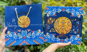 🏮 Set hộp túi cung đình đựng bánh trung thu 150g - 250g 🥮 Chất liệu: Giấy cao cấp 📐 Kích thước khay hộp: 26*26*6.6cm 📐 Kích thước hộp vuông nhỏ lọt lòng: 10.2*10.2*6cm 📐 Kích thước túi: 27.5*30.5*8cm 📞 Mua sỉ liên hệ 🛵 Cần gấp hãy đặt hoả tốc 🙋🏻‍♀️ Liên hệ (điện thoại / zalo) : 0937.425.947 🏠 Địa chỉ cửa hàng : 1540 Võ Văn Kiệt, P7, Q6