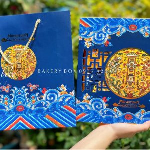 🏮 Set hộp túi cung đình đựng bánh trung thu 150g - 250g 🥮 Chất liệu: Giấy cao cấp 📐 Kích thước khay hộp: 26*26*6.6cm 📐 Kích thước hộp vuông nhỏ lọt lòng: 10.2*10.2*6cm 📐 Kích thước túi: 27.5*30.5*8cm 📞 Mua sỉ liên hệ 🛵 Cần gấp hãy đặt hoả tốc 🙋🏻‍♀️ Liên hệ (điện thoại / zalo) : 0937.425.947 🏠 Địa chỉ cửa hàng : 1540 Võ Văn Kiệt, P7, Q6