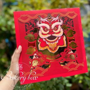🏮 Set hộp túi lân đỏ đựng bánh trung thu 150g - 250g 🥮 Chất liệu: Giấy cao cấp 📐 Kích thước khay hộp: 26*26*6.6cm 📐 Kích thước hộp vuông nhỏ lọt lòng: 10.2*10.2*6cm 📐 Kích thước túi: 27.5*30.5*8cm 📞 Mua sỉ liên hệ 🛵 Cần gấp hãy đặt hoả tốc 🙋🏻‍♀️ Liên hệ (điện thoại / zalo) : 0937.425.947 🏠 Địa chỉ cửa hàng : 1540 Võ Văn Kiệt, P7, Q6