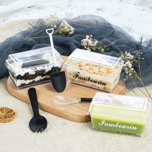 Set 50 Hộp đựng panna cotta chữ nhật kèm nắp nhỏ xinh Kích thước : Miệng : 10cm x 5cm , cao 4,5cm Đáy : 8,5cm x 3,5cm , cao 4,5cm chưa tính nắp Mua 1000 cái nguyên thùng giá sỉ Liên hệ (điện thoại / zalo) : 0937.425.947 Địa chỉ cửa hàng : 1540 Võ Văn Kiệt, P7, Q6