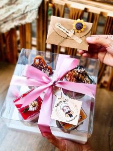 〰️ Kích thước: 18cm (dài) x 18cm (rộng) x 14.3cm (cao) 🧁 Sản phẩm thích hợp đựng bánh cupcake, hộp bánh kem bên ngoài. 📞 Mua sỉ liên hệ 🛵 Cần gấp hãy đặt hoả tốc 🙋🏻‍♀️ Liên hệ (điện thoại / zalo) : 0937.425.947 🏠 Địa chỉ cửa hàng : 1540 Võ Văn Kiệt, P7, Q6