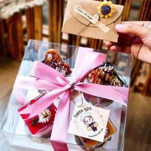 〰️ Kích thước: 18cm (dài) x 18cm (rộng) x 14.3cm (cao) 🧁 Sản phẩm thích hợp đựng bánh cupcake, hộp bánh kem bên ngoài. 📞 Mua sỉ liên hệ 🛵 Cần gấp hãy đặt hoả tốc 🙋🏻‍♀️ Liên hệ (điện thoại / zalo) : 0937.425.947 🏠 Địa chỉ cửa hàng : 1540 Võ Văn Kiệt, P7, Q6