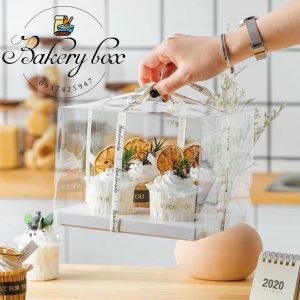 〰️ Kích thước: 18cm (dài) x 18cm (rộng) x 14.3cm (cao) 🧁 Sản phẩm thích hợp đựng bánh cupcake, hộp bánh kem bên ngoài. 📞 Mua sỉ liên hệ 🛵 Cần gấp hãy đặt hoả tốc 🙋🏻‍♀️ Liên hệ (điện thoại / zalo) : 0937.425.947 🏠 Địa chỉ cửa hàng : 1540 Võ Văn Kiệt, P7, Q6