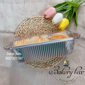 Kích thước: ngang 10.2 cm x 19cm lọt lòng, cao 4.5cm Thích hợp đem đi du lịch dã ngoại, picnic Chất liệu giấy bạc cao cấp giữ thức ăn nóng sốt như vừa chế biến, khả năng giữ nhiệt lên đến 5 giờ Đựng được nhiều món khác nhau: cơm, bánh, sushi... Sử dụng được trực tiếp trên bếp lửa, bếp nướng...để chế biến, hâm nóng, rã đông thực phẩm An toàn sức khỏe, thân thiện môi trường Giải pháp tối ưu thay thế hộp xốp, hộp nhựa dùng một lần Giá thành hợp lý, tiết kiệm. Mua sỉ liên hệ Liên hệ (điện thoại / zalo) : 0937.425.947 Địa chỉ cửa hàng : 1540 Võ Văn Kiệt, P7, Q6