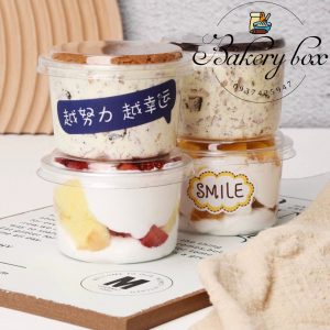 🧁 HỦ NHỰA TRÒN ĐỰNG BÁNH LẠNH 🧁 ✏️ Kích thước: 7.8cm x đáy 6cm x cao 4.7cm 〰️ Dung tích: 140ml 🍭Hủ tròn đựng bánh lạnh, pudding, tiramisu, flan, oreo cheesecake... 💌 Thùng 2800 hộp giá inbox ————————————— ☎️ Mua sỉ liên hệ 🛵 Cần gấp hãy đặt hoả tốc 🙋🏻♀️ Liên hệ (điện thoại / zalo) : 0937.425.947 ⏰ Thời gian: 9h - 17h (Trước khi qua gọi hoặc nhắn tin cho shop để chuẩn bị hàng giúp mình nhé ạ) 🏠 Địa chỉ cửa hàng : 1540 Võ Văn Kiệt, P7, Q6