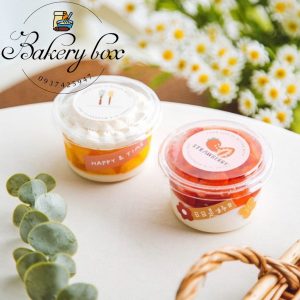 🧁 HỦ NHỰA TRÒN ĐỰNG BÁNH LẠNH 🧁 ✏️ Kích thước: 7.8cm x đáy 6cm x cao 4.7cm 〰️ Dung tích: 140ml 🍭Hủ tròn đựng bánh lạnh, pudding, tiramisu, flan, oreo cheesecake... 💌 Thùng 2800 hộp giá inbox ————————————— ☎️ Mua sỉ liên hệ 🛵 Cần gấp hãy đặt hoả tốc 🙋🏻♀️ Liên hệ (điện thoại / zalo) : 0937.425.947 ⏰ Thời gian: 9h - 17h (Trước khi qua gọi hoặc nhắn tin cho shop để chuẩn bị hàng giúp mình nhé ạ) 🏠 Địa chỉ cửa hàng : 1540 Võ Văn Kiệt, P7, Q6