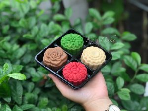 🍊 Hộp bánh nhựa 4 ngăn tròn đế đen 🧈 Chất liệu: Nhựa 🥮 Sử dụng: đựng bánh trung thu, rau câu, cupcake, socola...... 🥚 Mã FG134: đựng bánh: 50-75g 🍍 Sản phẩm bao gồm nắp trong và đến đen. ✨ Hộp bán theo Lốc 50 cái 85k (1700d) 🌟 Hộp Bán theo Lốc 100 cái 155k (1550d) 💥 Bán theo thùng 2400 cái 🛵 Cần gấp hãy đặt hoả tốc 🍒 Mua sỉ liên hệ 🙋🏻♀️ Liên hệ (điện thoại / zalo) : 0937.425.947 🏠 Địa chỉ cửa hàng : 1540 Võ Văn Kiệt, P7, Q6