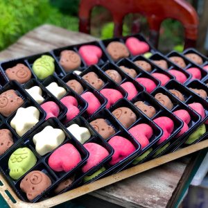 🍊 Hộp bánh nhựa 4 ngăn tròn đế đen 🧈 Chất liệu: Nhựa 🥮 Sử dụng: đựng bánh trung thu, rau câu, cupcake, socola...... 🥚 Mã FG134: đựng bánh: 50-75g 🍍 Sản phẩm bao gồm nắp trong và đến đen. ✨ Hộp bán theo Lốc 50 cái 85k (1700d) 🌟 Hộp Bán theo Lốc 100 cái 155k (1550d) 💥 Bán theo thùng 2400 cái 🛵 Cần gấp hãy đặt hoả tốc 🍒 Mua sỉ liên hệ 🙋🏻‍♀️ Liên hệ (điện thoại / zalo) : 0937.425.947 🏠 Địa chỉ cửa hàng : 1540 Võ Văn Kiệt, P7, Q6