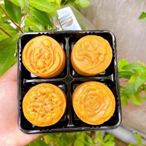 🍊 Hộp bánh nhựa 4 ngăn tròn đế đen 🧈 Chất liệu: Nhựa 🥮 Sử dụng: đựng bánh trung thu, rau câu, cupcake, socola...... 🥚 Mã FG134: đựng bánh: 50-75g 🍍 Sản phẩm bao gồm nắp trong và đến đen. ✨ Hộp bán theo Lốc 50 cái 85k (1700d) 🌟 Hộp Bán theo Lốc 100 cái 155k (1550d) 💥 Bán theo thùng 2400 cái 🛵 Cần gấp hãy đặt hoả tốc 🍒 Mua sỉ liên hệ 🙋🏻♀️ Liên hệ (điện thoại / zalo) : 0937.425.947 🏠 Địa chỉ cửa hàng : 1540 Võ Văn Kiệt, P7, Q6