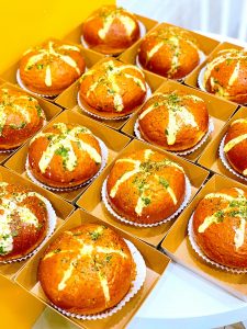 Hộp E1413 vuông đựng bánh dứa Hộp E1413 vuông đựng bông lan trứng muối Hộp E1413 vuông nắp nhựa trong có 2 màu Màu trắng Màu kraft - nâu Kích thước hộp : Dài 14cm , Đáy lọt lòng 12.5cm Rộng 13cm, Đáy lọt lòng 10 cm Hộp cứng cáp , dễ mang đi, có nắp trong suốt Bán theo lốc 50 bộ : 130k ( 2600d) Bán theo lốc 100 bộ : 250k ( 2500d) Bán theo Lốc 500 bộ : 1.200.000 ( 2400d ) Bán theo thùng 1200 bộ Liên hệ (điện thoại / zalo) : 0937.425.947 Địa chỉ cửa hàng : 1540 Võ Văn Kiệt, P7, Q6