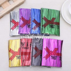Kẽm cột miệng túi bánh Kích thước: 8cm Màu ngẫu nhiên Số lượng: 800 - 1000 sợi Mua sỉ liên hệ Liên hệ (điện thoại / zalo) : 0937.425.947 Địa chỉ cửa hàng : 1540 Võ Văn Kiệt, P7, Q6