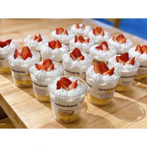 🌵 Kích thước: 7cm (cao) x 5.2cm (đáy) x 7.5cm (miệng) 🌵 Dung tích: 180ml 🌵 Ly nhựa mousse tròn nắp cầu là sản phẩm có hình dáng sang trọng bắt mắt bởi hình dáng tổng thể nắp tròn, bầu trông khá ngộ nghĩnh và độc đáo. 🌵 Ly nhựa mousse tròn không chỉ hình dáng mà còn đẹp, làm từ nhựa PE. Sản phẩm có màu trắng trong, bóng láng đảm bảo chất lượng tiêu chuẩn an toàn vệ sinh thực phẩm. Phần thân có kích thước vừa vặn giúp bạn đựng được lượng nước uống mang đi vừa đủ. Dùng ly nhựa nắp cầu là bạn mua cho mình một thương hiệu sành điệu lịch lãm và cao cấp. 📞 Mua sỉ liên hệ 🛵 Cần gấp hãy đặt hoả tốc 🙋🏻♀️ Liên hệ (điện thoại / zalo) : 0937.425.947 🏠 Địa chỉ cửa hàng : 1540 Võ Văn Kiệt, P7, Q6