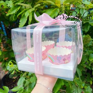 〰️ Kích thước: 18cm (dài) x 18cm (rộng) x 14.3cm (cao) 🧁 Sản phẩm thích hợp đựng bánh cupcake, hộp bánh kem bên ngoài. 📞 Mua sỉ liên hệ 🛵 Cần gấp hãy đặt hoả tốc 🙋🏻‍♀️ Liên hệ (điện thoại / zalo) : 0937.425.947 🏠 Địa chỉ cửa hàng : 1540 Võ Văn Kiệt, P7, Q6