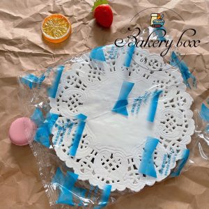 Chất liệt: Giấy lót dùng cho thực phẩm Số lượng: 140 - 150 tờ Kích thước size lớn: 21cm Kích thước size nhỏ: 16cm Giấy lót thấm dầu, trang trí, lót cố định trống trơn trượt bánh Liên hệ (điện thoại / zalo) : 0937.425.947 Địa chỉ cửa hàng : 1540 Võ Văn Kiệt, P7, Q6