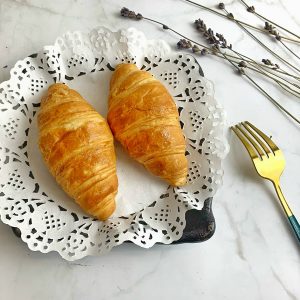 Chất liệt: Giấy lót dùng cho thực phẩm Số lượng: 140 - 150 tờ Kích thước size lớn: 21cm Kích thước size nhỏ: 16cm Giấy lót thấm dầu, trang trí, lót cố định trống trơn trượt bánh Liên hệ (điện thoại / zalo) : 0937.425.947 Địa chỉ cửa hàng : 1540 Võ Văn Kiệt, P7, Q6