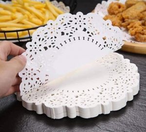 Chất liệt: Giấy lót dùng cho thực phẩm Số lượng: 140 - 150 tờ Kích thước size lớn: 21cm Kích thước size nhỏ: 16cm Giấy lót thấm dầu, trang trí, lót cố định trống trơn trượt bánh Liên hệ (điện thoại / zalo) : 0937.425.947 Địa chỉ cửa hàng : 1540 Võ Văn Kiệt, P7, Q6