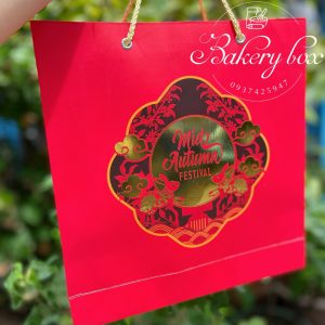 🏮 Set hộp túi lân đỏ đựng bánh trung thu 150g - 250g 🥮 Chất liệu: Giấy cao cấp 📐 Kích thước khay hộp: 26*26*6.6cm 📐 Kích thước hộp vuông nhỏ lọt lòng: 10.2*10.2*6cm 📐 Kích thước túi: 27.5*30.5*8cm 📞 Mua sỉ liên hệ 🛵 Cần gấp hãy đặt hoả tốc 🙋🏻‍♀️ Liên hệ (điện thoại / zalo) : 0937.425.947 🏠 Địa chỉ cửa hàng : 1540 Võ Văn Kiệt, P7, Q6