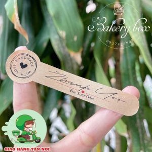 Tem niêm phong hộp đựng bánh, túi giấy gói hàng, phù hợp trang trí hộp bánh, quà handmade, hộp quà tặng. Các sản phẩm handmade như bánh, kẹo, mứt,... 5 Tờ 100 tem Liên hệ (điện thoại / zalo) : 0937.425.947 Địa chỉ cửa hàng : 1540 Võ Văn Kiệt, P7, Q6