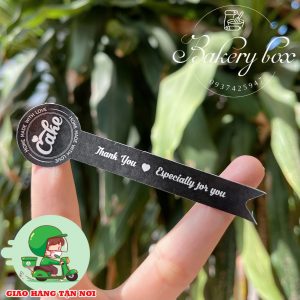Tem niêm phong hộp đựng bánh, túi giấy gói hàng, phù hợp trang trí hộp bánh, quà handmade, hộp quà tặng. Các sản phẩm handmade như bánh, kẹo, mứt,... 5 Tờ 100 tem Liên hệ (điện thoại / zalo) : 0937.425.947 Địa chỉ cửa hàng : 1540 Võ Văn Kiệt, P7, Q6