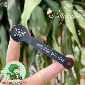 Tem niêm phong hộp đựng bánh, túi giấy gói hàng, phù hợp trang trí hộp bánh, quà handmade, hộp quà tặng. Các sản phẩm handmade như bánh, kẹo, mứt,... 5 Tờ 100 tem Liên hệ (điện thoại / zalo) : 0937.425.947 Địa chỉ cửa hàng : 1540 Võ Văn Kiệt, P7, Q6