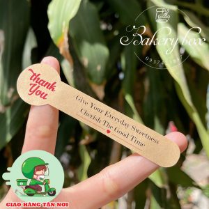Tem niêm phong hộp đựng bánh, túi giấy gói hàng, phù hợp trang trí hộp bánh, quà handmade, hộp quà tặng. Các sản phẩm handmade như bánh, kẹo, mứt,... 5 Tờ 100 tem Liên hệ (điện thoại / zalo) : 0937.425.947 Địa chỉ cửa hàng : 1540 Võ Văn Kiệt, P7, Q6