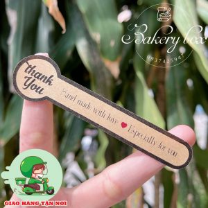 Tem niêm phong hộp đựng bánh, túi giấy gói hàng, phù hợp trang trí hộp bánh, quà handmade, hộp quà tặng. Các sản phẩm handmade như bánh, kẹo, mứt,... 5 Tờ 100 tem Liên hệ (điện thoại / zalo) : 0937.425.947 Địa chỉ cửa hàng : 1540 Võ Văn Kiệt, P7, Q6