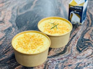 - Hộp giấy Kraft an toàn cho sức khỏe, thận thiện và bảo vệ môi trường - Hộp giấy tròn Kraft phù hợp dùng để đựng thực phẩm, các món bánh ngọt, đồ ăn nóng nguội, salad… dễ phân hủy sau khi sử dụng, tiện dụng cho các tiệm bánh, nhà hàng… - Hộp giấy tròn Kraft với tông màu nâu vintage tạo cảm giác mộc mạc, nắp nhựa trong dễ quan sát thực phẩm bên trong và nhìn sạch sẽ. - Đặc biệt của loại giấy này 1. Cho được vào lò nướng 2. Đảm bảo vệ sinh thực phẩm 3. Giây tiêu huỷ dc nên ko gây ô nhiễm môi trường . 4. Đựng được salad, bánh các loại, Chè, cháo , thạch..... Kích thước hộp : Miệng 15cm Đấy 13cm Cao 7cm Hộp bán theo Lốc 50 cái 140k (1300d) Hộp Bán theo Lốc 100 cái 260k (1100d) Liên hệ (điện thoại / zalo) : 0937.425.947 Địa chỉ cửa hàng : 1540 Võ Văn Kiệt, P7, Q6 