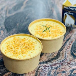 - Hộp giấy Kraft an toàn cho sức khỏe, thận thiện và bảo vệ môi trường - Hộp giấy tròn Kraft phù hợp dùng để đựng thực phẩm, các món bánh ngọt, đồ ăn nóng nguội, salad… dễ phân hủy sau khi sử dụng, tiện dụng cho các tiệm bánh, nhà hàng… - Hộp giấy tròn Kraft với tông màu nâu vintage tạo cảm giác mộc mạc, nắp nhựa trong dễ quan sát thực phẩm bên trong và nhìn sạch sẽ. - Đặc biệt của loại giấy này 1. Cho được vào lò nướng 2. Đảm bảo vệ sinh thực phẩm 3. Giây tiêu huỷ dc nên ko gây ô nhiễm môi trường . 4. Đựng được salad, bánh các loại, Chè, cháo , thạch..... Kích thước hộp : Miệng 15cm Đấy 13cm Cao 7cm Hộp bán theo Lốc 50 cái 140k (1300d) Hộp Bán theo Lốc 100 cái 260k (1100d) Liên hệ (điện thoại / zalo) : 0937.425.947 Địa chỉ cửa hàng : 1540 Võ Văn Kiệt, P7, Q6