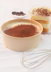 - Hộp giấy Kraft an toàn cho sức khỏe, thận thiện và bảo vệ môi trường - Hộp giấy tròn Kraft phù hợp dùng để đựng thực phẩm, các món bánh ngọt, đồ ăn nóng nguội, salad… dễ phân hủy sau khi sử dụng, tiện dụng cho các tiệm bánh, nhà hàng… - Hộp giấy tròn Kraft với tông màu nâu vintage tạo cảm giác mộc mạc, nắp nhựa trong dễ quan sát thực phẩm bên trong và nhìn sạch sẽ. - Đặc biệt của loại giấy này 1. Cho được vào lò nướng 2. Đảm bảo vệ sinh thực phẩm 3. Giây tiêu huỷ dc nên ko gây ô nhiễm môi trường . 4. Đựng được salad, bánh các loại, Chè, cháo , thạch..... Kích thước hộp : Miệng 15cm Đấy 13cm Cao 7cm Hộp bán theo Lốc 50 cái 140k (1300d) Hộp Bán theo Lốc 100 cái 260k (1100d) Liên hệ (điện thoại / zalo) : 0937.425.947 Địa chỉ cửa hàng : 1540 Võ Văn Kiệt, P7, Q6 
