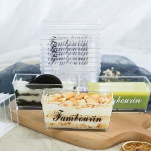 Set 50 Hộp đựng panna cotta chữ nhật kèm nắp nhỏ xinh Kích thước : Miệng : 10cm x 5cm , cao 4,5cm Đáy : 8,5cm x 3,5cm , cao 4,5cm chưa tính nắp Mua 1000 cái nguyên thùng giá sỉ Liên hệ (điện thoại / zalo) : 0937.425.947 Địa chỉ cửa hàng : 1540 Võ Văn Kiệt, P7, Q6